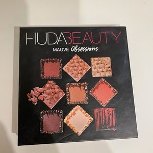 HudaBeauty Mauve obsessions eye shadow plate